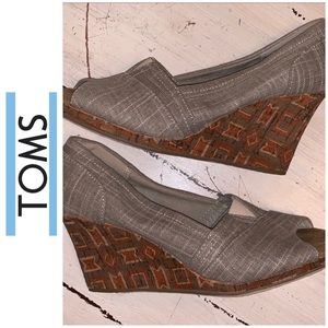 Ladies TOMS linen wedge with printed cork wedge